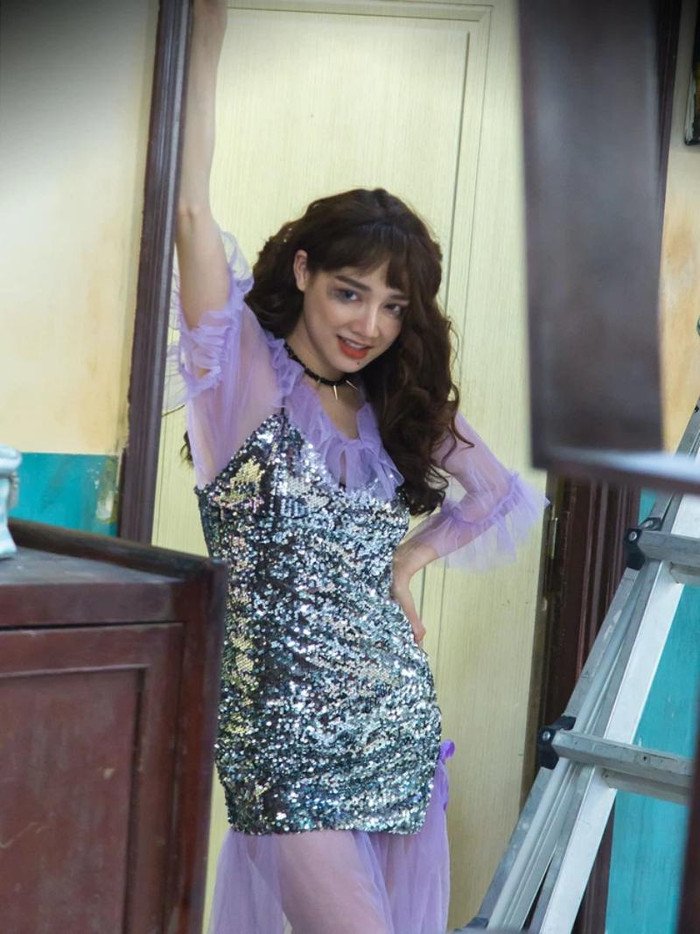 Những chiếc váy lấp lánh, sequin phối cùng vải voan mong manh đi cùng lối trang điểm và làm tóc lòe loẹt gắn liền với hình ảnh của Nhã Phương trong bộ phim này. 
