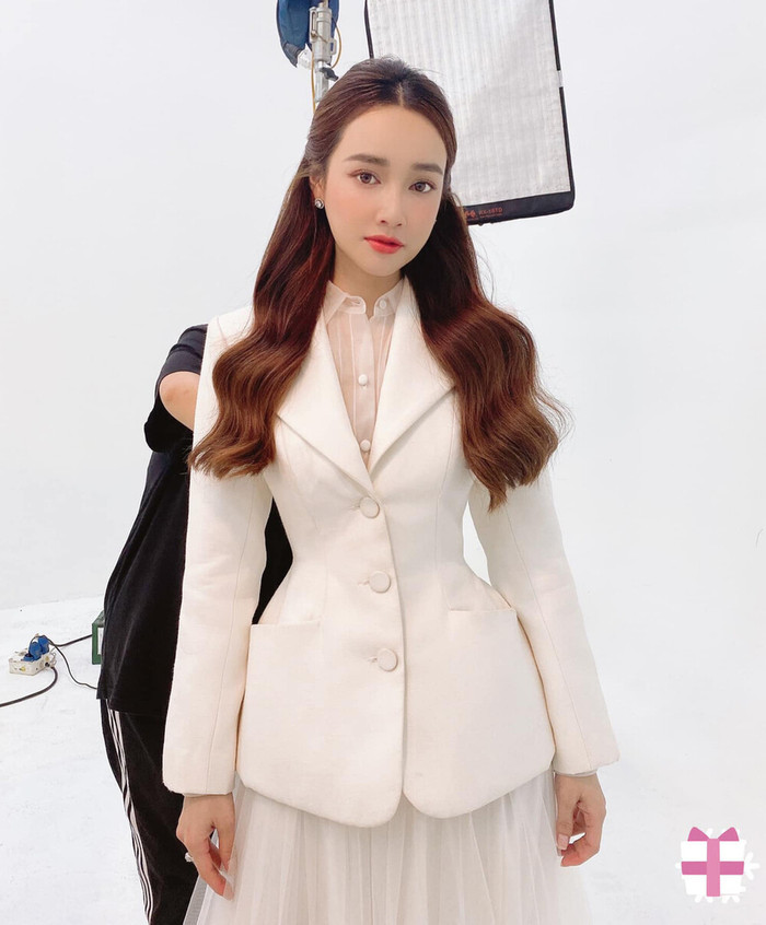 Một trong những bộ vest tôn được vòng eo thon nhỏ, bé xíu đến siêu thực.