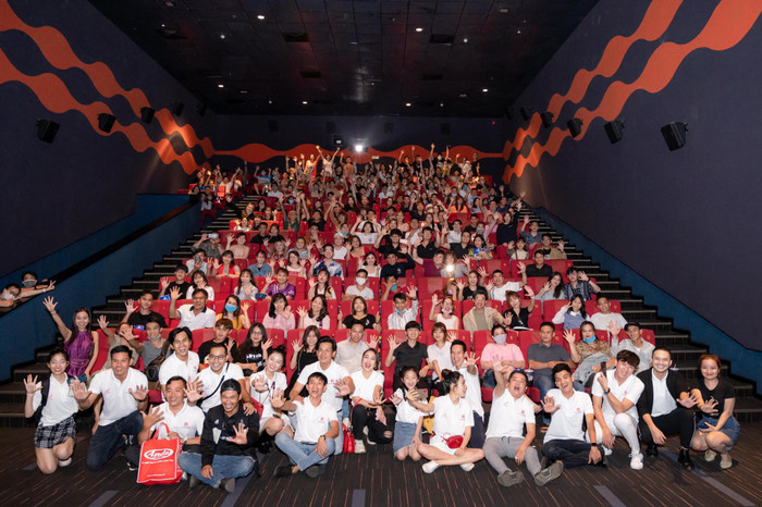 Hàng trăm khán giả vây kín Lý Hải tại rạp chiếu 'Lật mặt: 48H': Người Việt ủng hộ phim Việt! Ảnh 8