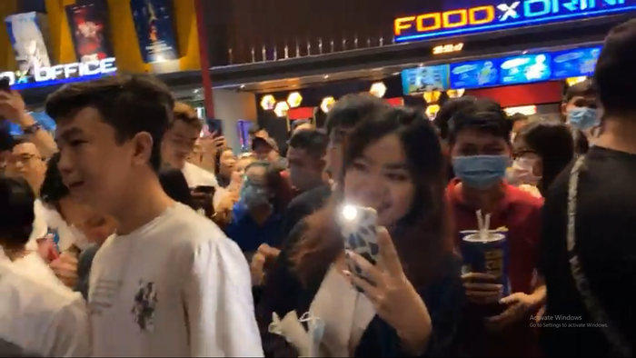 Hàng trăm khán giả vây kín Lý Hải tại rạp chiếu 'Lật mặt: 48H': Người Việt ủng hộ phim Việt! Ảnh 4