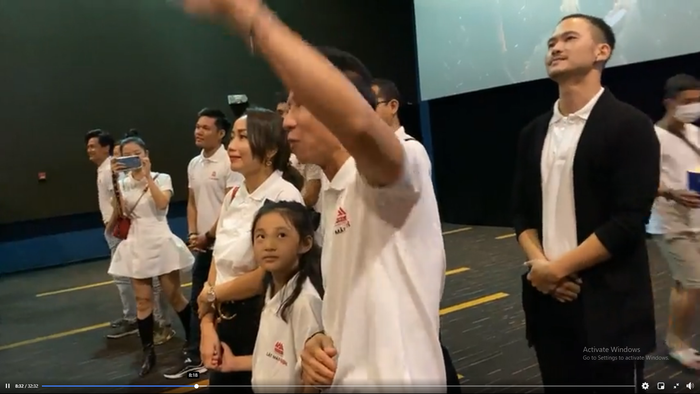 Hàng trăm khán giả vây kín Lý Hải tại rạp chiếu 'Lật mặt: 48H': Người Việt ủng hộ phim Việt! Ảnh 7