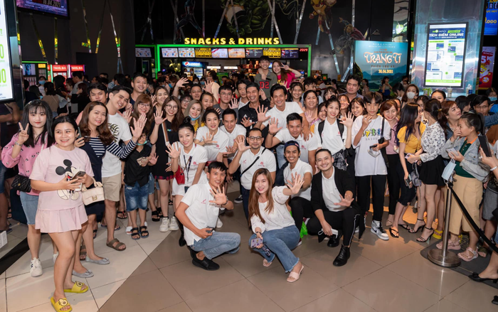 Hàng trăm khán giả vây kín Lý Hải tại rạp chiếu 'Lật mặt: 48H': Người Việt ủng hộ phim Việt! Ảnh 2