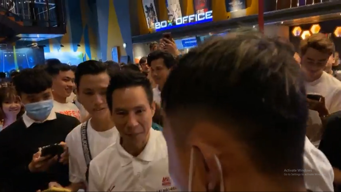 Hàng trăm khán giả vây kín Lý Hải tại rạp chiếu 'Lật mặt: 48H': Người Việt ủng hộ phim Việt! Ảnh 5