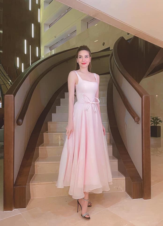 Thân hình mập ốm bất thường của Hà Hồ khiến người hâm mộ và dân mạng không biết đâu mới là hình thể thực sự của nữ ca sĩ. 