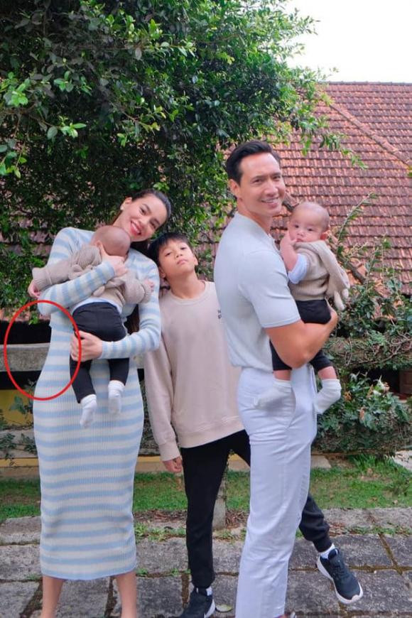 Hồ Ngọc Hà tiếp tục bị bóc mẽ 'sống ảo', bóp eo đến méo cả hàng rào.