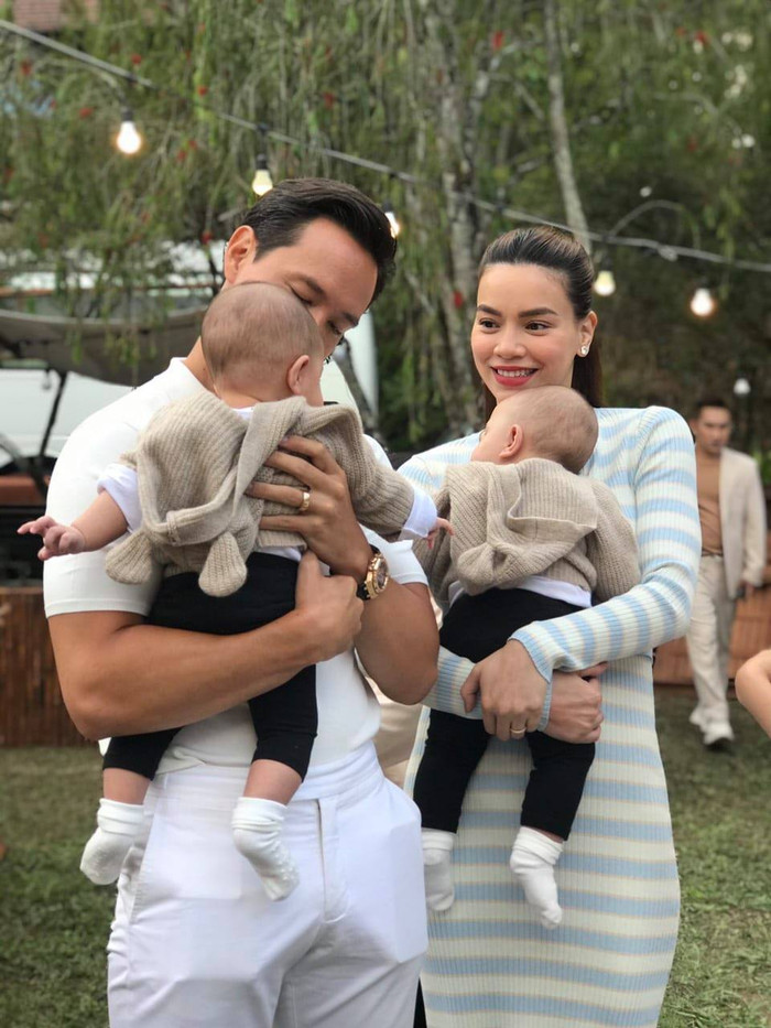 Trong một bức ảnh khác do khán giả chụp được, có thể thấy vòng eo của nữ ca sĩ trông 'suôn đuột'