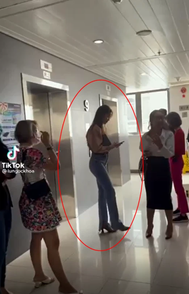 Hay trong một lần khác, mẹ bỉm 3 con bị cư dân mạng bắt gặp khoảnh khắc lộ vòng 2 to rõ khi diện đồ bó sát. 