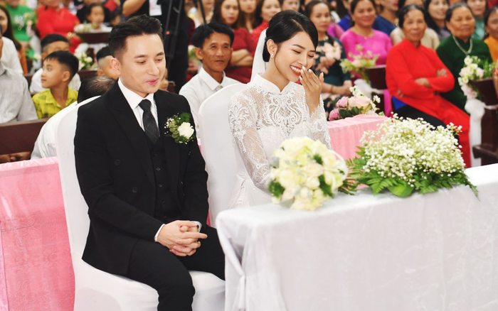 'Soi' áo cưới vợ Phan Mạnh Quỳnh mặc trong lễ hôn phối: Đính 8.000 viên đá swarovski theo cách thủ công Ảnh 2