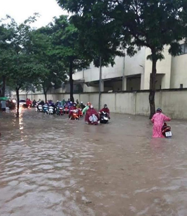 Tình trạng ngập lụt gây ảnh hưởng không nhỏ tới việc di chuyển của người dân. Ảnh Trang Cherry