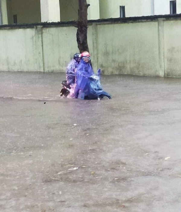 Mực nước dâng cao, ngập tới ngang bánh xe máy. Ảnh Trang Cherry