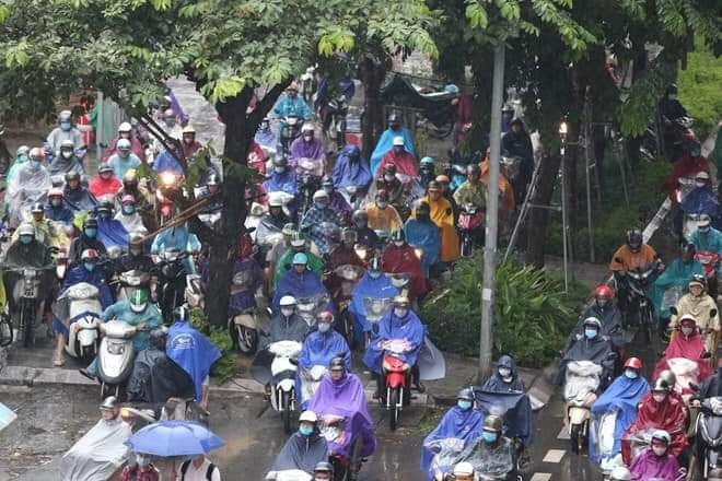 Nhiều phương tiện leo lên vỉa hè để đi. Ảnh Lang thang Hà Nội