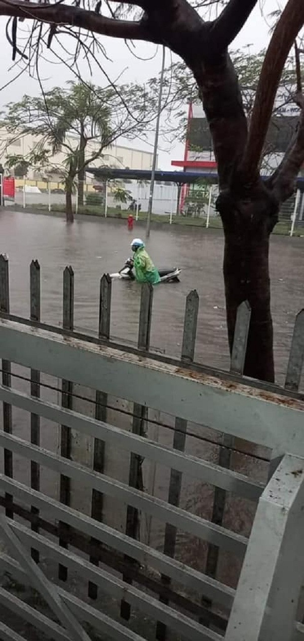 Một đoạn đường về Thạch Thất bị ngập tới ngang đùi. Ảnh Lê