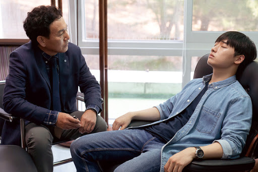 Hiện tượng thôi miên khiến khán giả ngộp thở trong phim 'Con lắc tà thuật' Ảnh 12