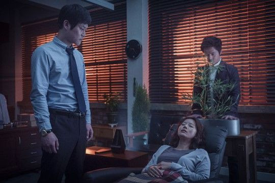 Hiện tượng thôi miên khiến khán giả ngộp thở trong phim 'Con lắc tà thuật' Ảnh 6