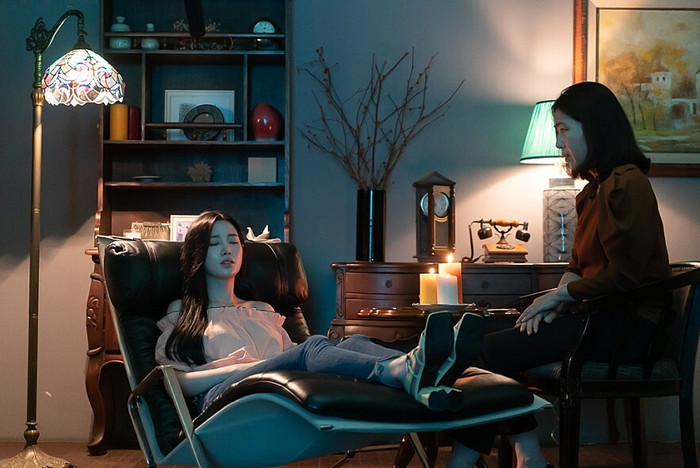 Hiện tượng thôi miên khiến khán giả ngộp thở trong phim 'Con lắc tà thuật' Ảnh 15