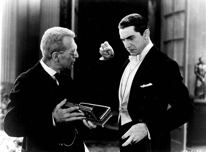 Hiện tượng thôi miên khiến khán giả ngộp thở trong phim 'Con lắc tà thuật' Ảnh 7