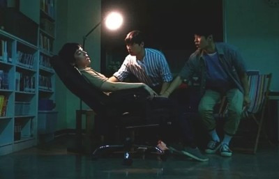 Hiện tượng thôi miên khiến khán giả ngộp thở trong phim 'Con lắc tà thuật' Ảnh 13