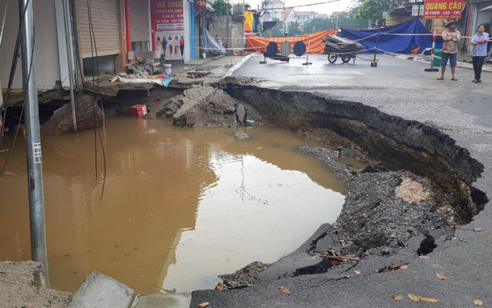 Sau khi nở ra hơn 100m2, 'hố tử thần' ở Hà Nội tiếp tục sụt lún rộng sau trận mưa lớn Ảnh 2