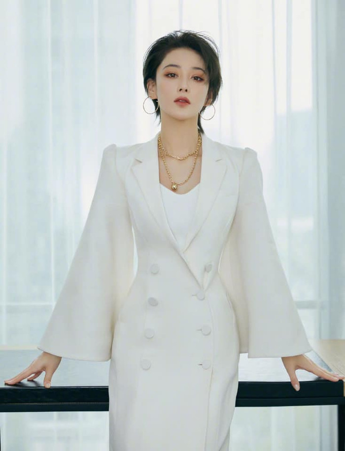 'Tình địch' Phạm Băng Băng trở lại với visual quyến rũ trong bộ váy kiệm vải Ảnh 9