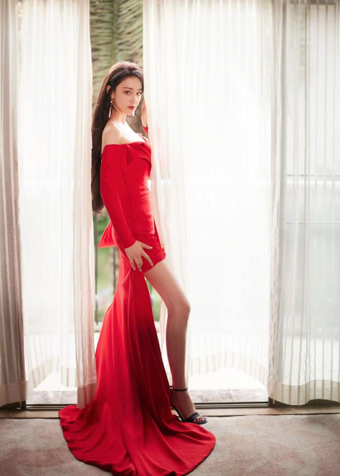 Sắc vóc thon thả của mỹ nhân trong bộ váy đỏ