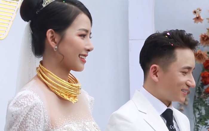 Vợ Phan Mạnh Quỳnh đeo vàng 'trĩu cổ', cười tít mắt trong ngày trọng đại Ảnh 2