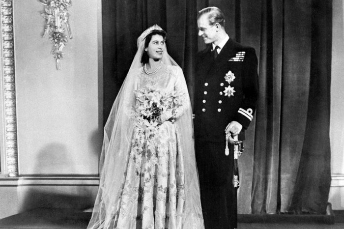Hoàng thân Philip mặc đồng phục Hải quân trong đám cưới với Công chúa Elizabeth năm 1947.
