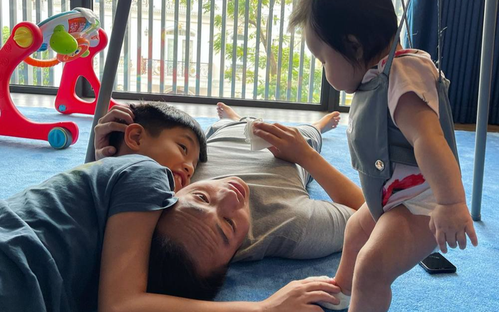 Biểu cảm độc đáo của con gái Cường Đô La khi ngồi 'xế' xịn được bố thiết kế riêng Ảnh 2