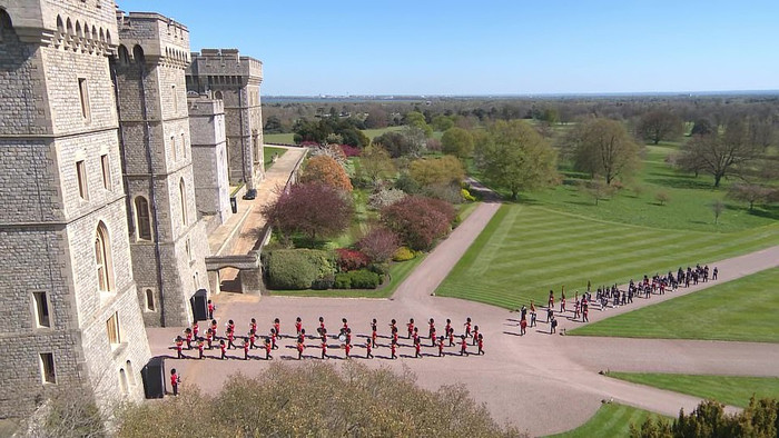 Binh sĩ tiến vào cổng thành Lâu đài Windsor.