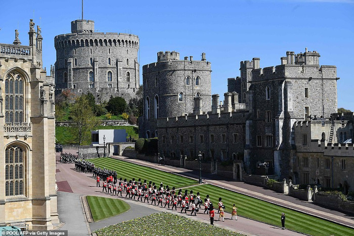 Binh sĩ Anh di chuyển bên trong Lâu đài Windsor.