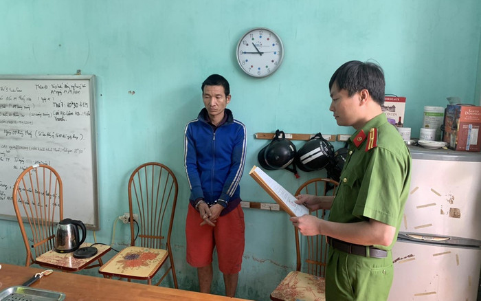 Phẫn nộ gã bố dượng mất nhân tính trói tay ông nội để cưỡng hiếp con gái riêng của vợ Ảnh 1