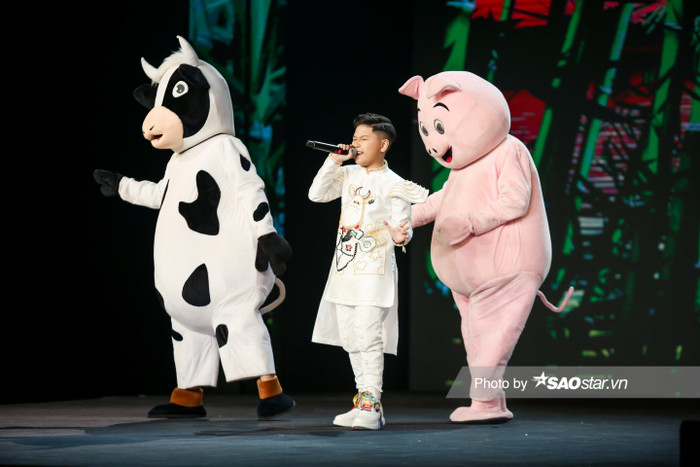 Song Tùng đĩnh đạc làm mới ca khúc 'Đồ chơi đất', 'cô giáo' Lưu Thiên Hương khen ngợi hết lời Ảnh 7