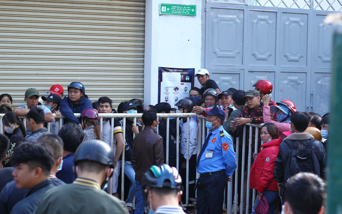 Khán giả bất lực 'săn vé' xem HAGL: 'Bây giờ chỉ có bầu Đức cứu thôi' Ảnh 2