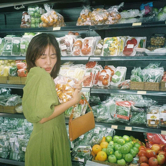 Văn Mai Hương nhí nhảnh khi đi siêu thị trong chiếc váy tay bồng đi cùng túi cầm tay. 