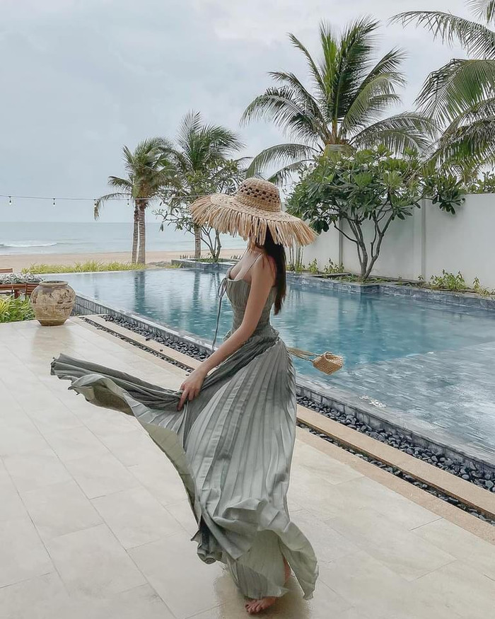 Thả dáng tại một resort ở biển, nữ diễn viên chọn cho mình chiếc váy maxi nhẹ nhàng theo sắc xanh đậm. 