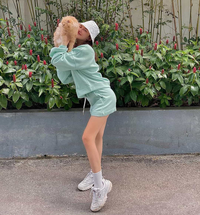 Thuỳ Anh là một gợi ý khá hay ho khi sử dụng tông xanh mint bạc hà mát mắt, thay thế sắc xanh nõn như các mỹ nhân trên. 