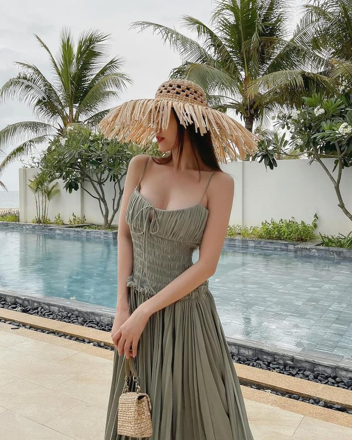 Cô khéo léo sử dụng nón và túi cầm tay chất liệu cói đồng điệu.