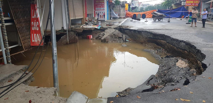 Trước đó, sau trận mưa lớn, hố tiếp tục sụt lún rộng.