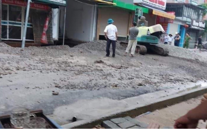 'Hố tử thần' rộng hơn 100m2 ở Hà Nội đang được san lấp Ảnh 2