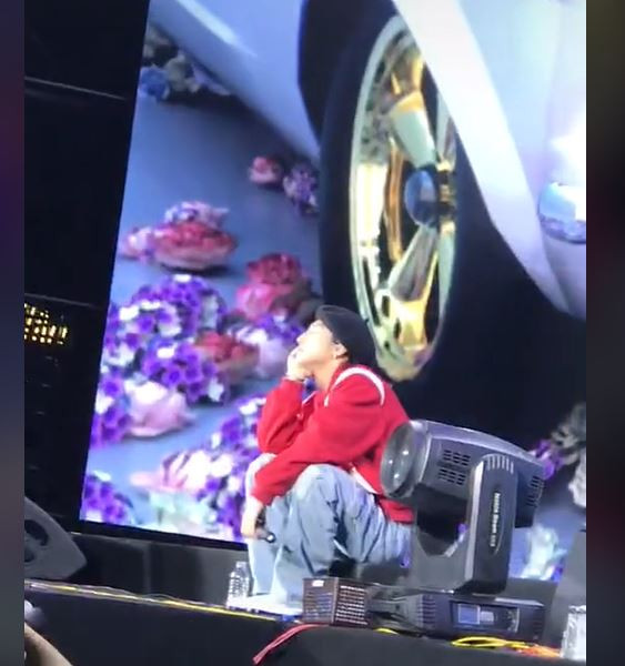  là trước đó Sơn Tùng đã ngồi xuống sân khấu để trò chuyện cùng khán giả và người hâm mộ. 