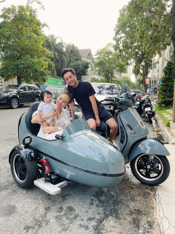 Cứ cuối tuần, cô nàng 'Chin Nhõi' lại được bố Cường Đô La và mẹ Đàm Thu Trang chở đi dạo trên siêu xe để ngắm phố phường.