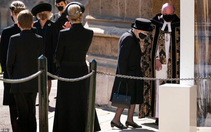 Kỷ vật đặc biệt của Nữ hoàng đặt trong túi xách khi tới tang lễ của chồng Ảnh 2