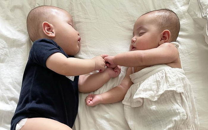 Hà Hồ khoe khoảnh khắc Lisa - Leon nắm chặt tay nhau khi ngủ: Sức mạnh tình thân, sinh đôi có khác! Ảnh 2