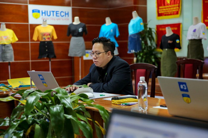 MC Tùng Leo trong buổi chấm thi chung kết Thiết kế áo lớp 2021