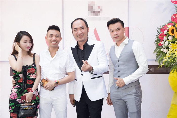 Vợ chồng Minh Nhựa ủng hộ hoạt động kinh doanh của Tiến Luật