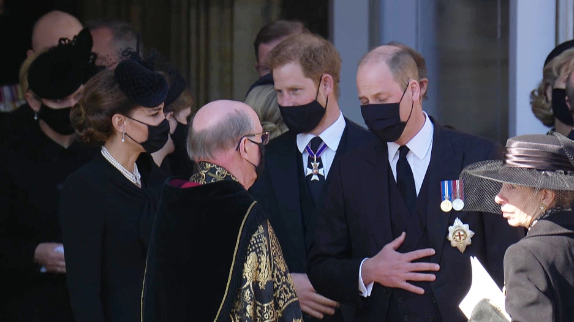 An ủi Thái tử Charles khi kết thúc lễ tang, Công nương Kate tiếp tục nhận 'cơn mưa' lời khen Ảnh 3