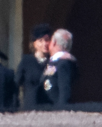 An ủi Thái tử Charles khi kết thúc lễ tang, Công nương Kate tiếp tục nhận 'cơn mưa' lời khen Ảnh 5