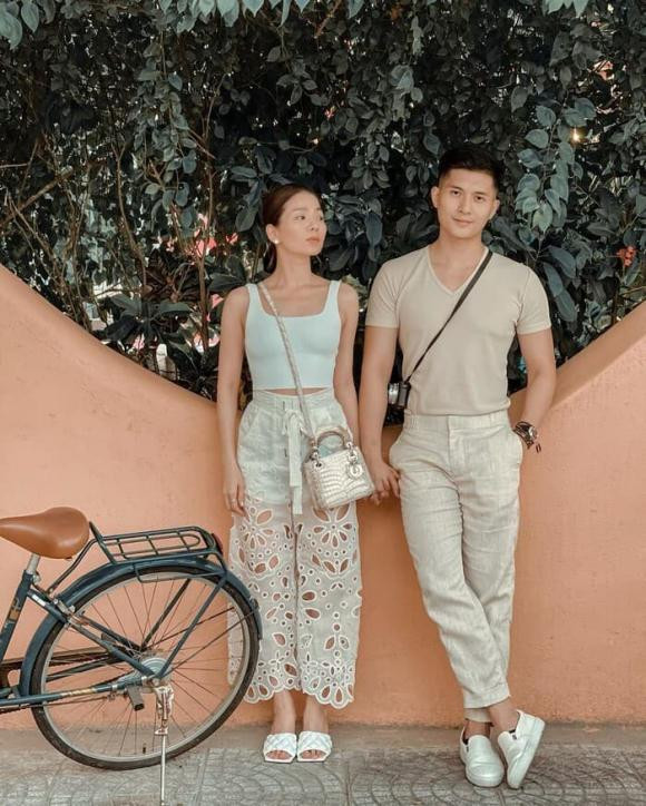 Nhiều người cho rằng, việc khoe khoang tình cảm khi vừa ly dị chồng không lâu có phần chưa thật sự phù hợp ở vị trí của Lệ Quyên lúc này. 