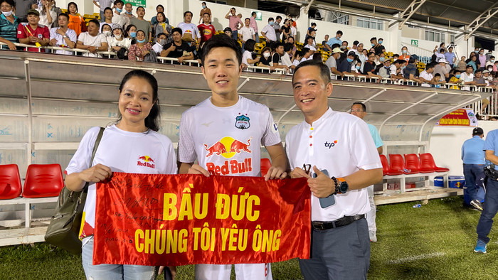 Người hâm mộ bày tỏ tình yêu với bầu Đức.