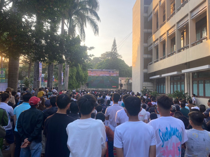 Ở V.League, HAGL là đội bóng duy nhất khiến cho người hâm mộ phải đến sân xem bóng đá qua màn hình. 