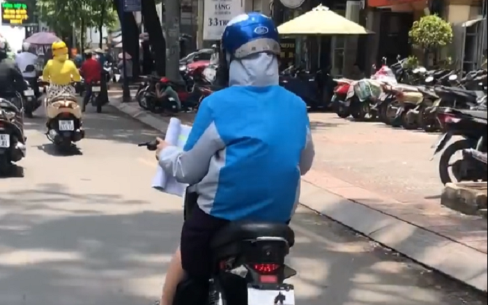 Nữ sinh vừa điều khiển xe đạp điện, vừa cầm sách học bài khiến dân mạng vừa đồng cảm vừa lo lắng Ảnh 2